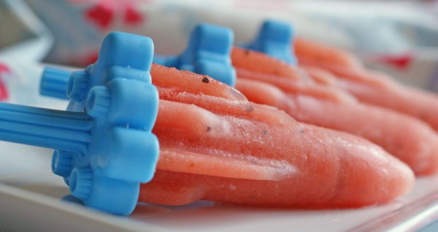 Sugar Free Watermelon and Kiwi Ice Pops (paletas de sandia y kiwi) at This Mama Cooks! On a Diet - thismamacooks.com Sugar Free Watermelon and Kiwi Ice Pops (paletas de sandia y kiwi) at This Mama Cooks! On a Diet - thismamacooks.com