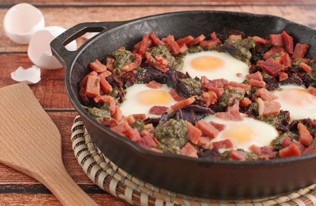 Skillet Baked Eggs with Potatoes, Pesto & Sun Dried Tomatoes at This Mama Cooks! On a Diet - thismamacooks.com Skillet Baked Eggs with Potatoes, Pesto & Sun Dried Tomatoes at This Mama Cooks! On a Diet - thismamacooks.com