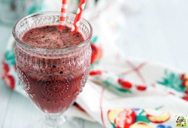 Healthy Iced Tea Berry Smoothie Recipe | This Mama Cooks! On a Diet
